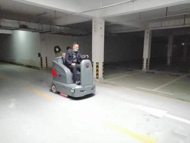 荃湾小区物业保洁不用人力改用驾驶式洗地机了